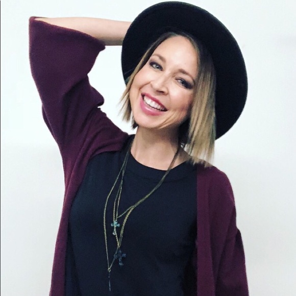 Meet your Posher, Amanda - Picture 2 of 8